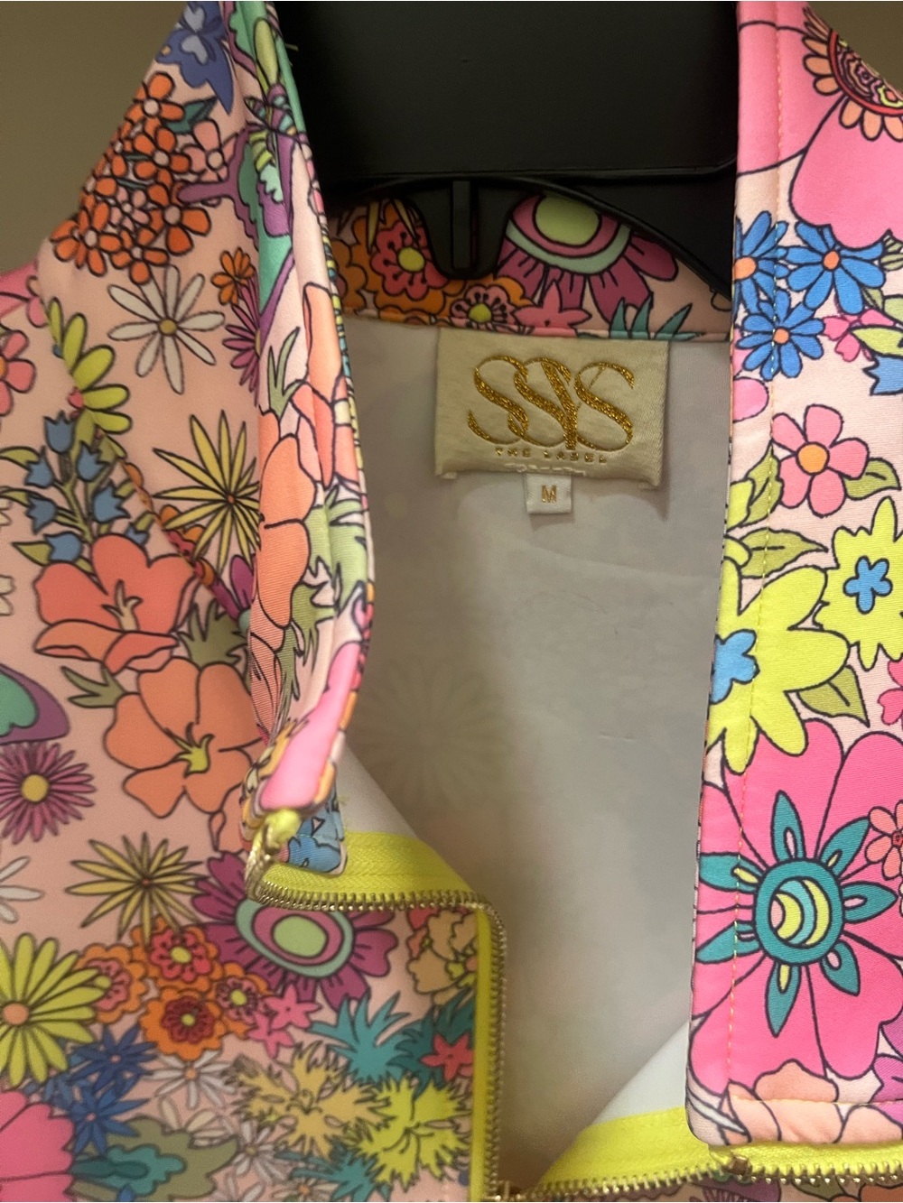 SSYS floral bloom zip scuba top. Has pockets! So cute! Size medium. Worn once - Picture 2 of 2